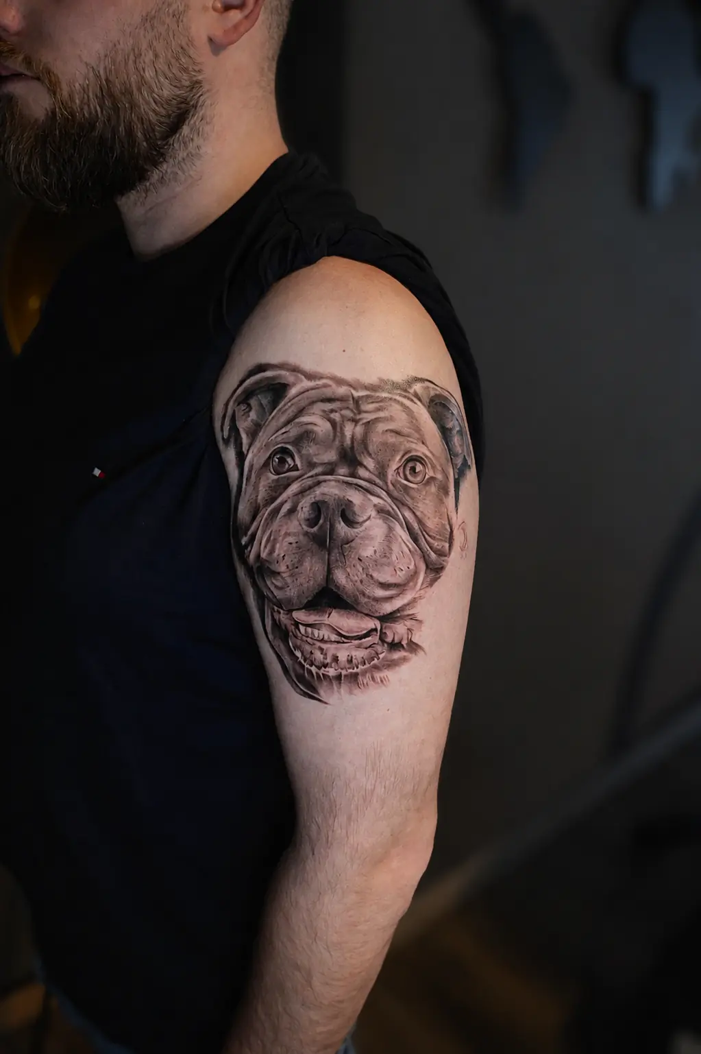 Realistisches Bulldoggenporträt am Oberarm
